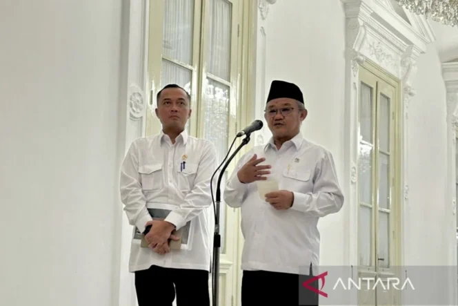 
					Presiden Prabowo Subianto perintahkan Mendikdasmen segera bentuk tim evaluasi buku ajar sekolah untuk tingkatkan kualitas pendidikan nasional
