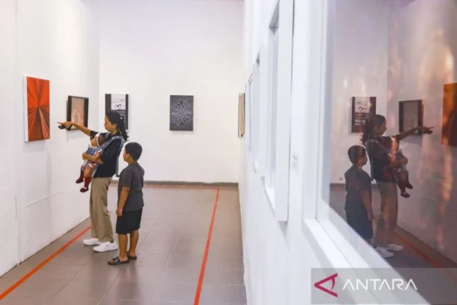 
					Refleksi Eksistensi Manusia di Era Kecerdasan Buatan dalam Pameran Seni Narrating Humanity ISI Yogyakarta