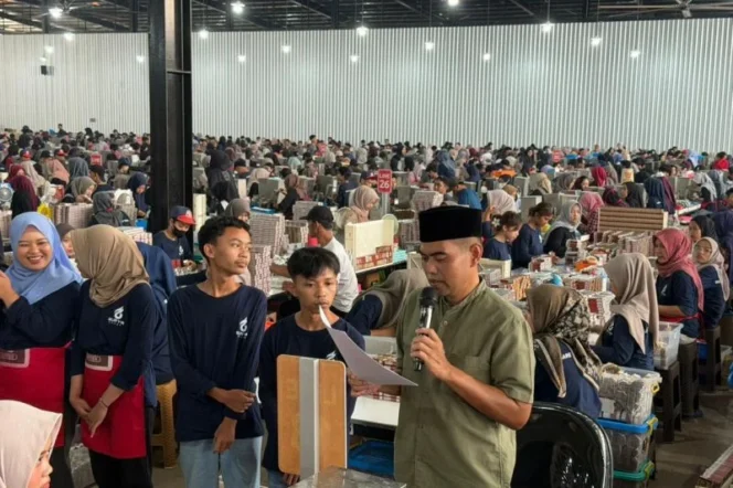 
					Tangis Haru Warnai Pengumuman 150 Karyawan HS Berangkat Umrah oleh Pengusaha HS Muhammad Suryo
