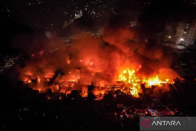 
					Tiga orang terluka akibat kebakaran hebat di kawasan padat penduduk Pasar Jiung Kemayoran Jakarta