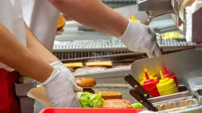 
					Tiga Pegawai Wendy’s di South Carolina Ditangkap Akibat Sajikan Makanan dari Tempat Sampah kepada Pelanggan yang Komplain