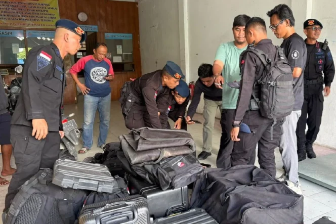 
					Tim Jibom Gegana Brimob Polda Papua temukan satu granat aktif di lokasi ledakan sisa Perang Dunia II di Biak