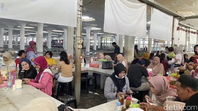 
					Transformasi Pasar Johar Semarang: Dari Pusat Perdagangan Tradisional Menjadi Destinasi Kuliner Modern Anak Muda