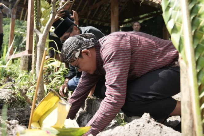 
					Wabup Sleman Danang Maharsa Pimpin Ritual Penanaman Beringin Putih dan Pengambilan Air dalam Lampah Dalu Lereng Merapi 2026