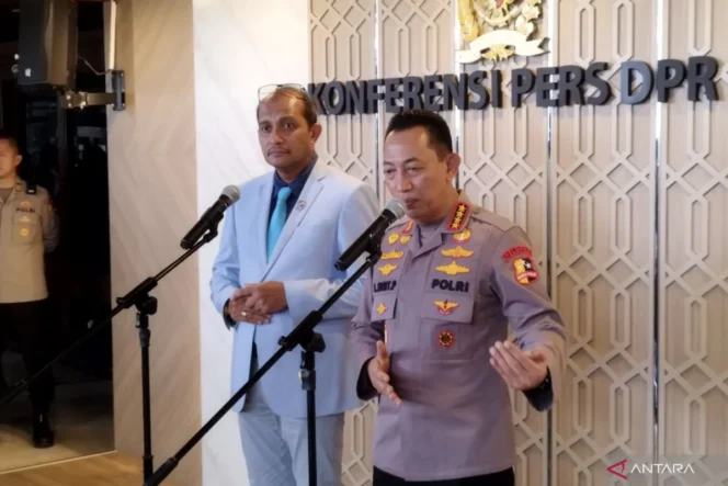 
					Wamenkum Tegaskan Hak Prerogatif Presiden dalam Perpanjangan Batas Usia Pensiun Kapolri di Tengah Pengesahan RUU Polri