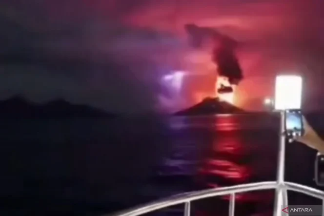 
					Badan Geologi Tegaskan Video Erupsi Gunung Anak Krakatau dari Atas Kapal Adalah Informasi Palsu