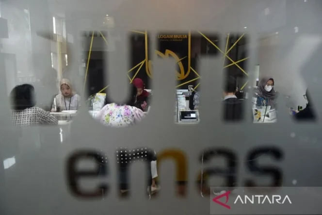 
					Harga emas Antam pada Jumat naik Rp11.000 jadi Rp2,651 juta per gram