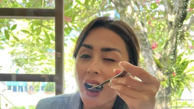 
					Kabar Bahagia Selvi Kitty Umumkan Pernikahan dan Kehamilan di Tengah Hobi Kulinerannya yang Menawan
