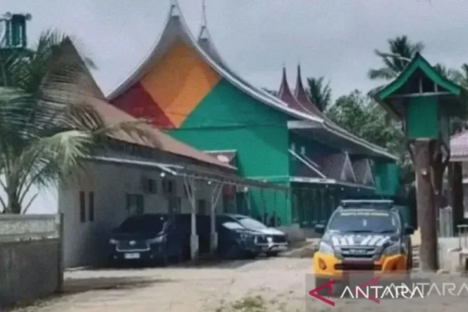 
					KPK Perluas Investigasi Kasus Suap Jabatan di Kuantan Singingi dengan Menggeledah Aset Milik Suhardiman Amby