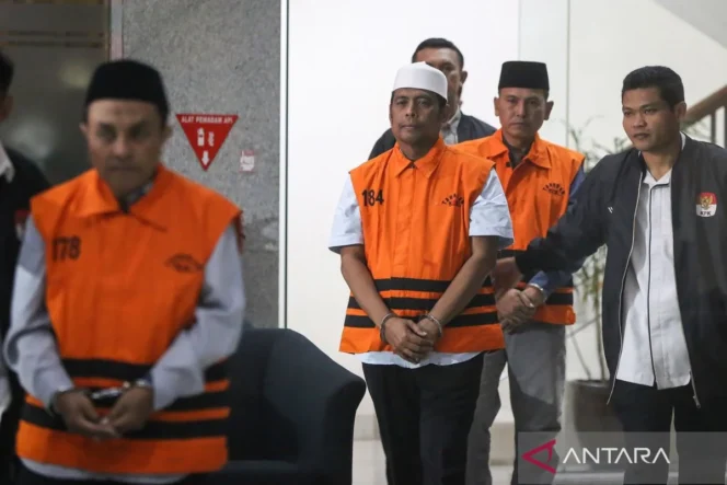 
					KPK sita aset anggota DPR Anwar Sadad dan stafnya senilai Rp22 miliar terkait kasus korupsi dana hibah Jawa Timur