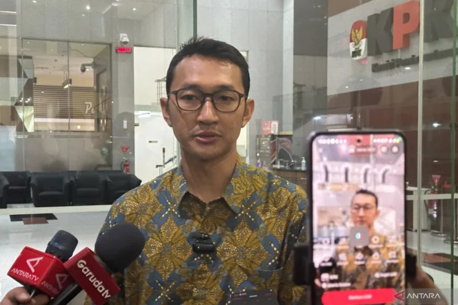 
					KPK sita uang tunai ratusan juta rupiah dalam operasi tangkap tangan Bupati Langkat Syah Afandin terkait dugaan suap proyek infrastruktur