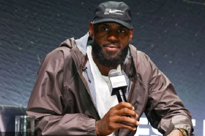 
					LeBron James resmi bergabung dengan Philadelphia 76ers melalui kontrak dua tahun senilai 8 juta dolar AS