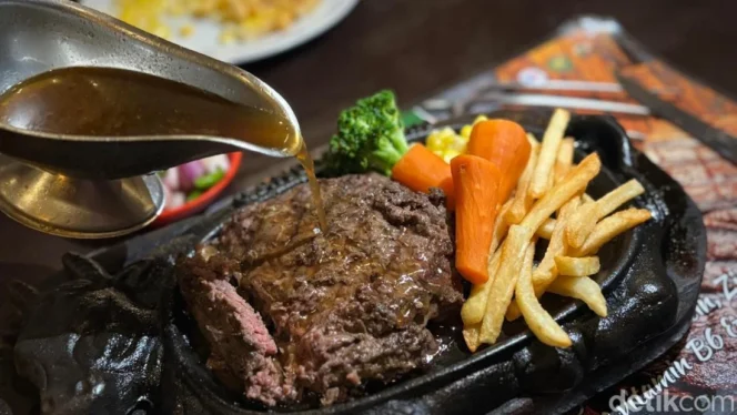 
					Menelusuri Jejak Kuliner Legendaris Jakarta yang Tetap Bertahan Melawan Arus Zaman