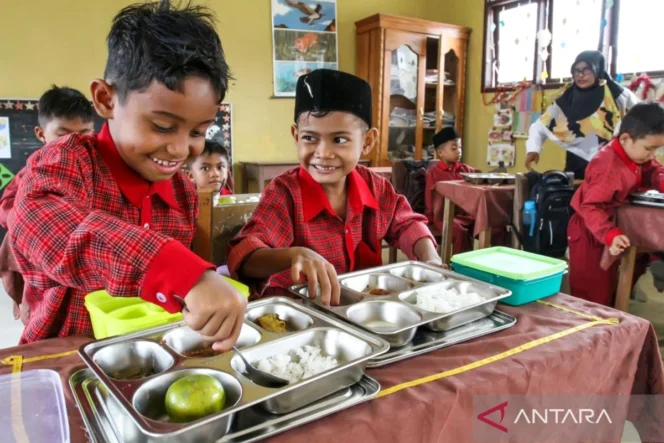 
					Presiden Prabowo Subianto Perintahkan Badan Gizi Nasional Kaji Ulang Anggaran Program Makan Bergizi Gratis Rp15 Ribu per Siswa