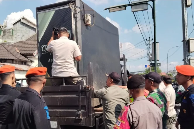 
					PT Kereta Api Indonesia Daop 6 Yogyakarta Lakukan Sterilisasi Kawasan Stasiun Yogyakarta Demi Peningkatan Standar Pelayanan dan Kenyamanan Pelanggan