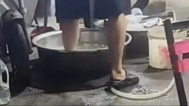 
					Skandal Kebersihan Restoran BBQ di China: Pegawai Tertangkap Basah Mencuci Kaki di Wadah Makanan Picu Penutupan Operasional
