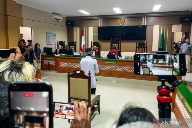 
					Terdakwa pembunuhan satu keluarga di Indramayu divonis seumur hidup