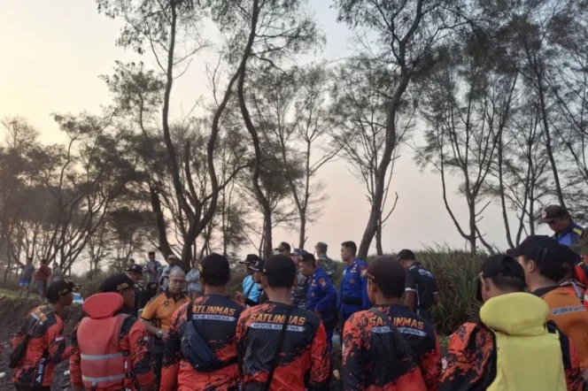 
					Tim SAR Ingatkan Wisatawan Waspada Bahaya Ombak Pantai Selatan Yogyakarta Pasca Insiden Bocah Tenggelam di Pantai Gua Cemara