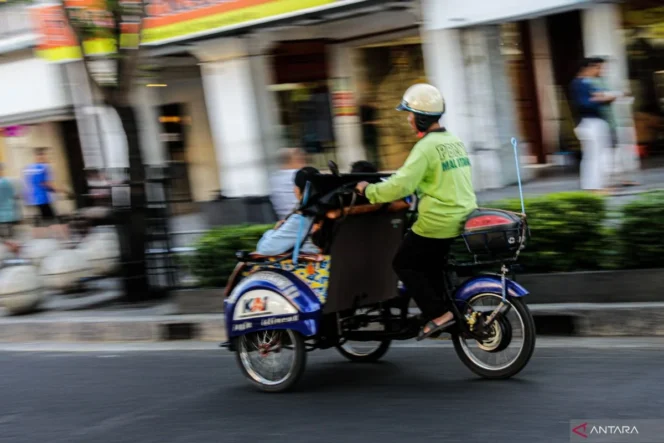 
					Transformasi Transportasi Wisata Yogyakarta melalui Inisiatif Becak Listrik Gratis di Malioboro